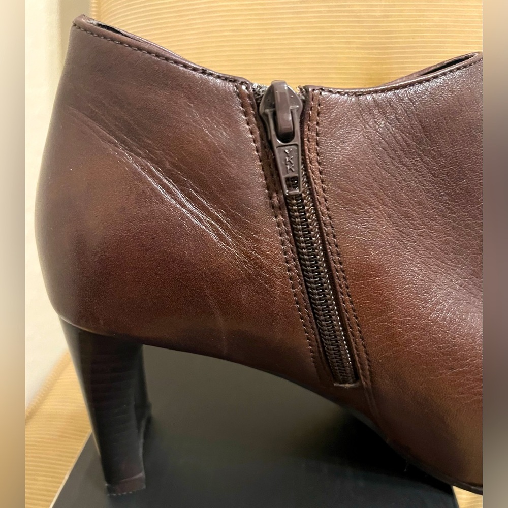 NWOT Bandolino Urbane Brown Leather Zip Ankle Bootie - Size 8.5 - Picture 7 of 13